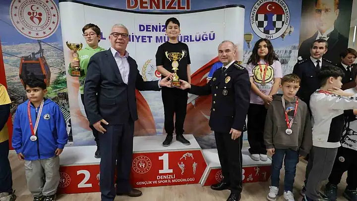 Satrançta küçük ellerden büyük hamleler