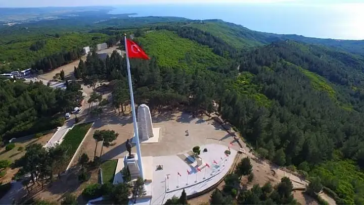 Şehitler diyarındaki bayrak direkleri yenileniyor