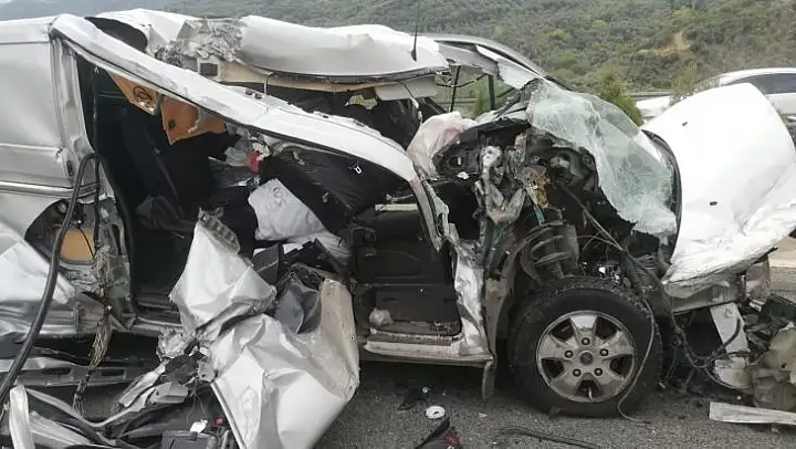 Şeker komasına giren sürücü, hurdaya dönen araçtan burnu bile kanamadan çıktı