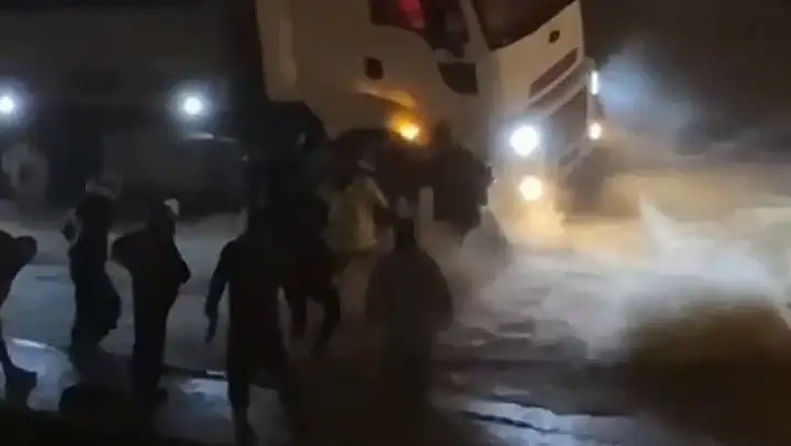 Selde sürüklenen kadının kurtarılma anı kamerada