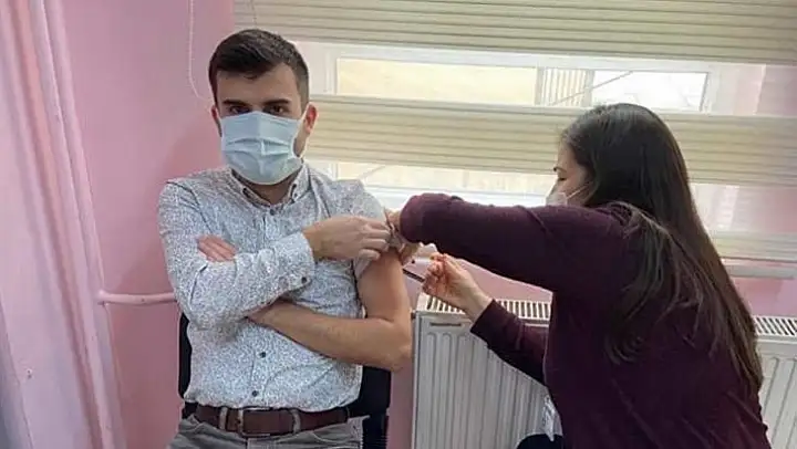 Selendi'de sağlık çalışanlarına aşı yapıldı