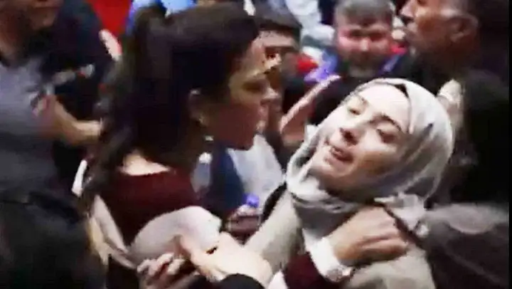 Sendika üyesi kadın, başörtülü basın mensubunun boğazını sıktı