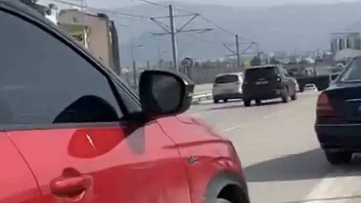 Şerit ihlali yapıp, yol vermeyen sürücünün aracına zarar verdi