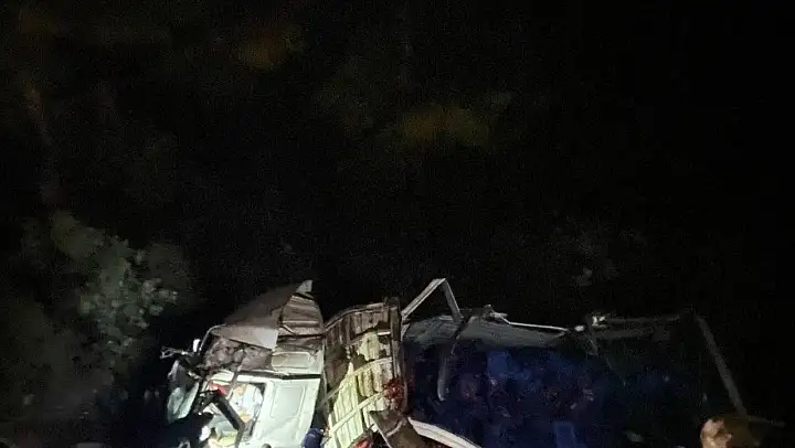Seydikemer'de domates yüklü kamyon uçuruma yuvarlandı: 1 yaralı