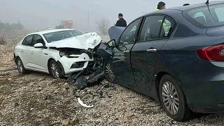 Seydikemer'de otomobiller çarpıştı: 2 yaralı