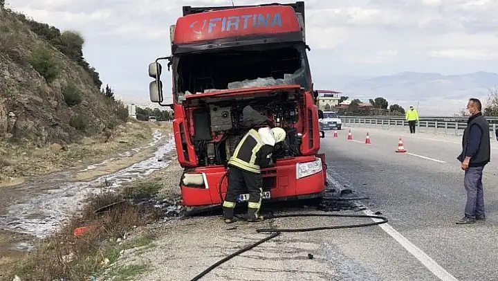 Seyir halindeki tır alev aldı