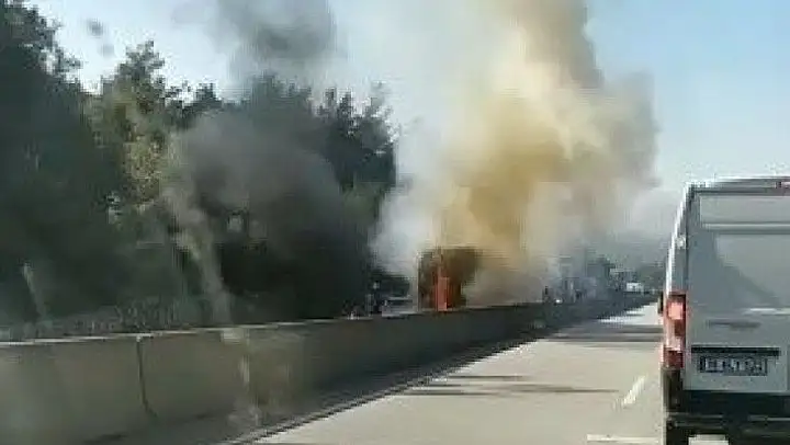 Seyir halindeki tıra arkadan çarpan kamyon alev aldı, Ankara yolu ulaşıma kapandı