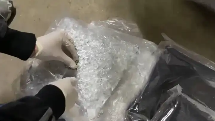 Seyyar pazarcının hediye paketlerinden uyuşturucu çıktı
