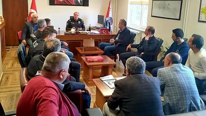Simav İlçe Emniyet Müdürü Secaattin Aktay, muhtarlarla bir araya geldi