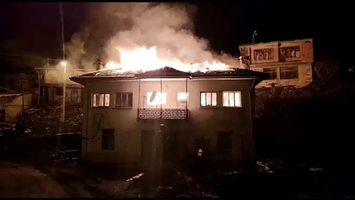 Sındırgı'da çıkan yangında bir ev kullanılamaz hale geldi