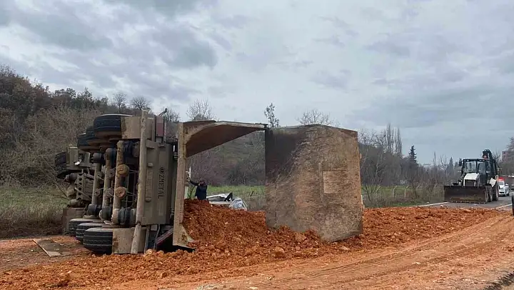 Sındırgı'da maden yüklü kamyon yan yattı: 1 yaralı