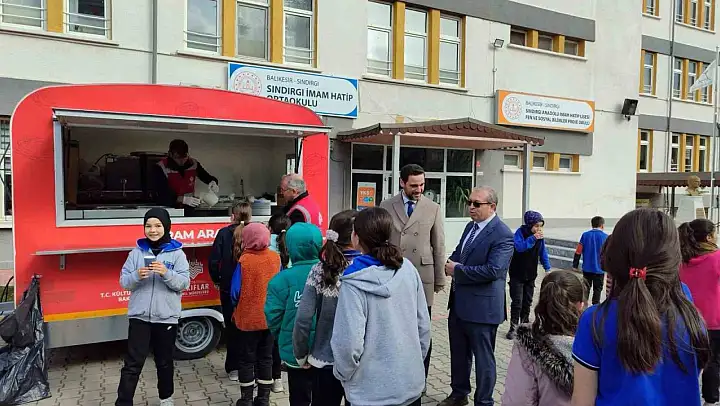 Sındırgı'da öğrencilere salep ikramı