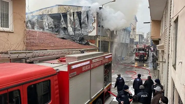 Sobadan sıçrayan kıvılcım 2 katlı depoyu yaktı