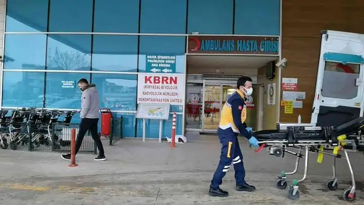 Soğuktan titreyen yavru köpeğe sağlıkçı şefkati
