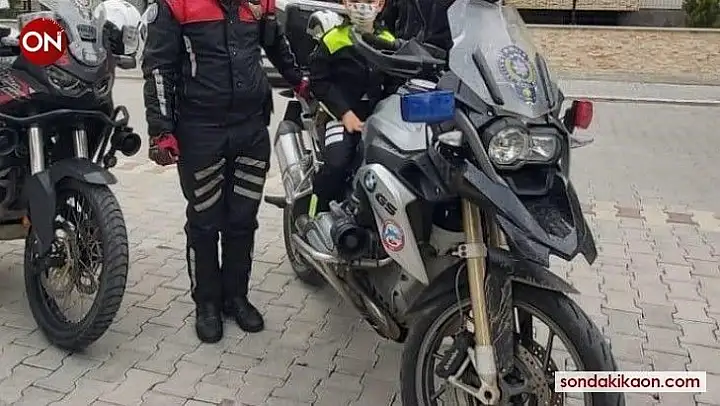 Sokağa çıkma kısıtlamasında polis amcaları doğum gününü unutmadı