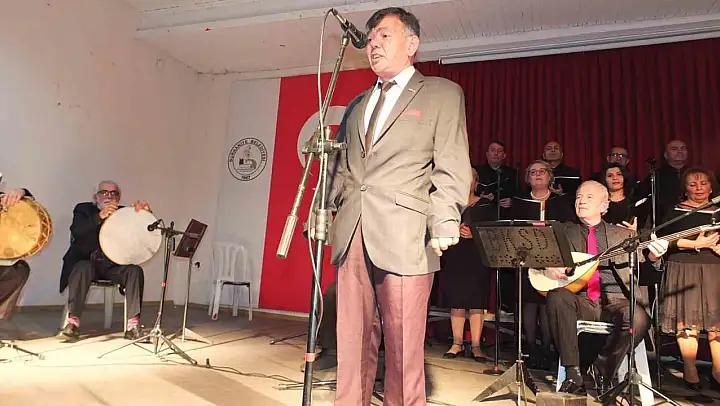 Sokakta seyyar satıcı sahnede türkücü