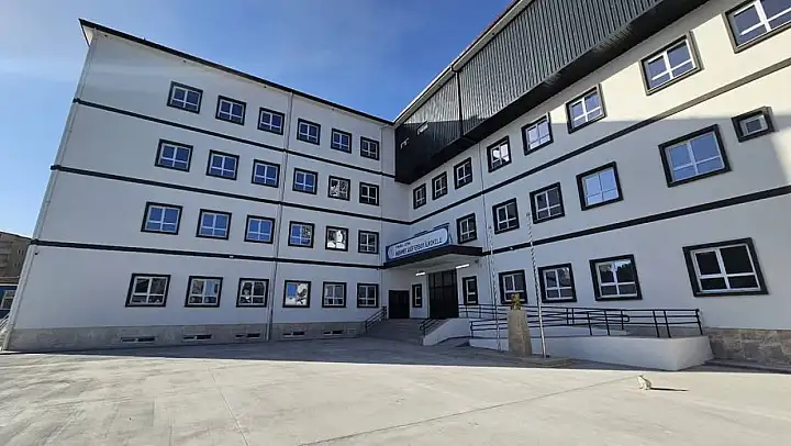 Soma'da 670 öğrenci modern okuluna kavuştu