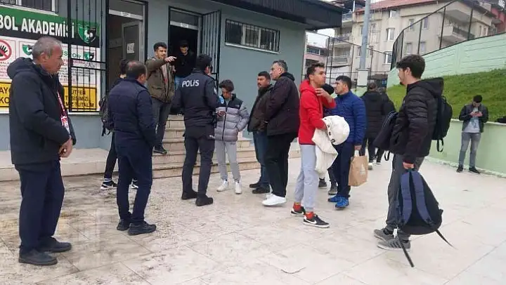 Soyunma odasına giren hırsız sporcuların özel eşyalarını çaldı