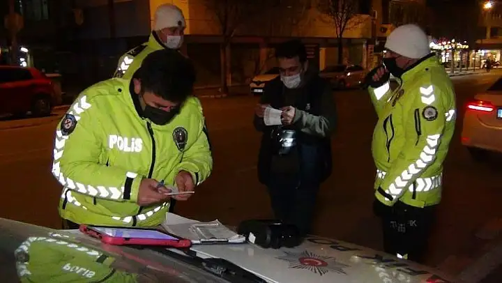 Süresi geçen yurt dışı ehliyetiyle araba kullanırken polislere yakalandı
