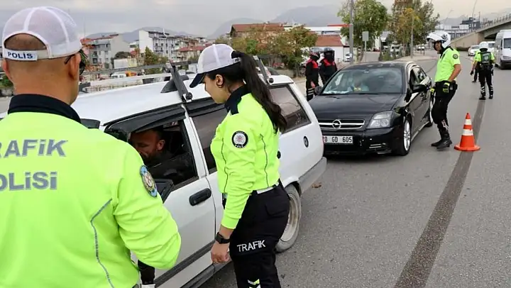 Sürücüler emniyet kemeri ve kurallara uyma konusunda bilgilendirildi