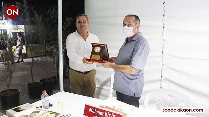 Tarihçi Bicik, Burhaniye Kitap Fuarı'nda kitaplarını imzaladı