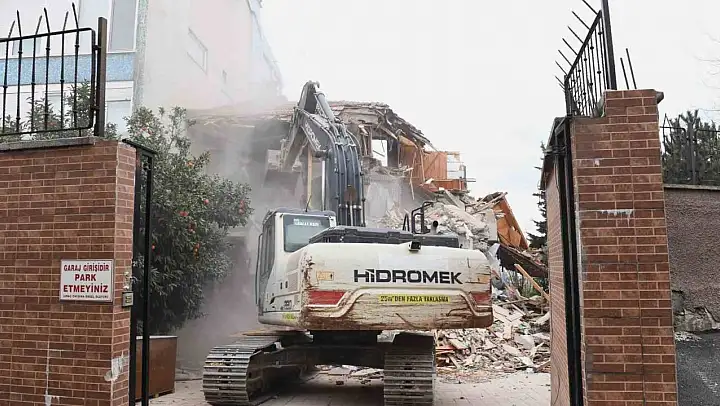 Tarihi surları tehdit eden riskli bina yıkıldı