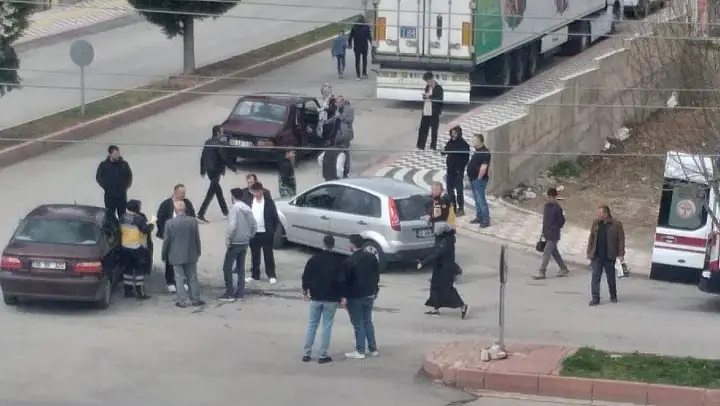 Tavşanlı'da trafik kazası: 3 yaralı