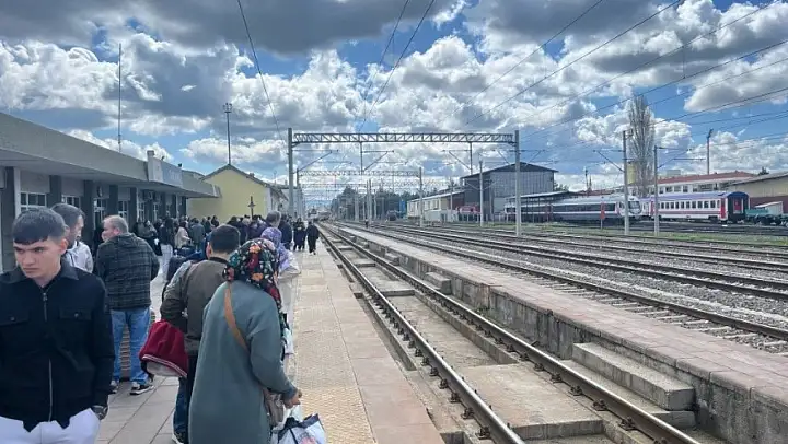 Tavşanlı Tren Garı'nda bayram ve ara tatil dönüş yoğunluğu