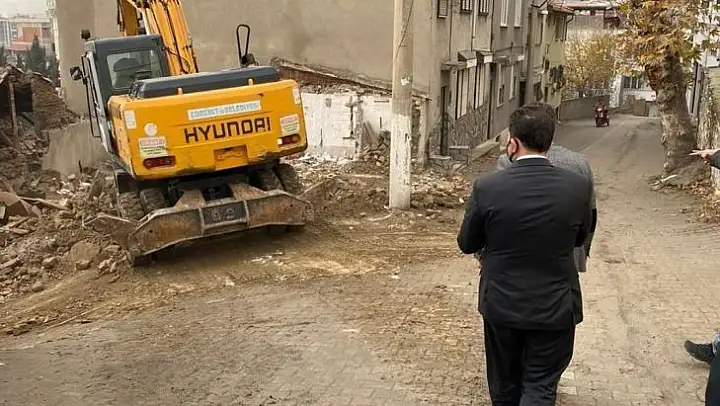 Tehlike arz eden metruk binalar yıkılıyor