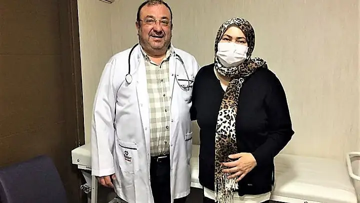 Tekerlekli sandalyeyle geldiği Egekent Hastanesi'nden yürüyerek çıktı