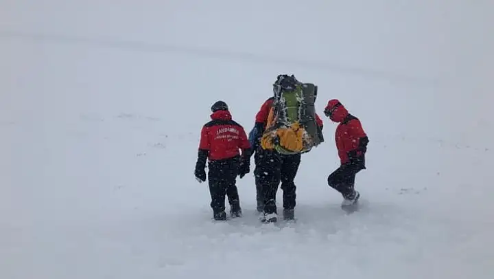 Tipi ve fırtınada Uludağ'ın zirvesine çıkmaya çalışan dağcıyı ölümden jandarma kurtardı