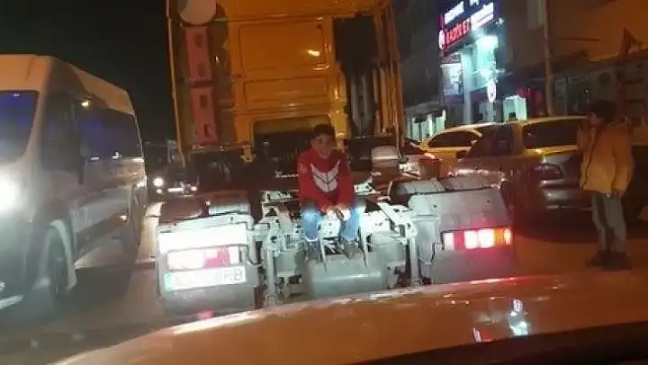 TIR'ın arkasında tehlikeli yolculuk