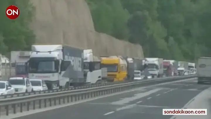 Tır kanala devrildi, Bursa-Ankara karayolu trafiğe kapandı