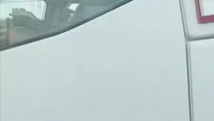Tır sürücüsü tartıştığı ticari aracın sürücüsüne camdan küllük fırlattı