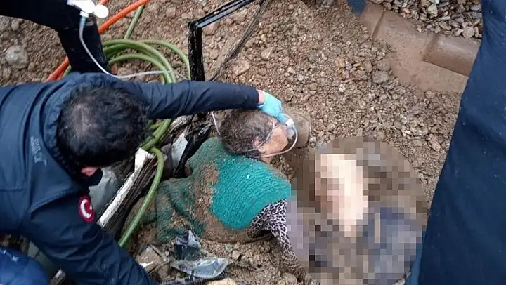 Toprak altında kalan araçta can pazarı yaşandı