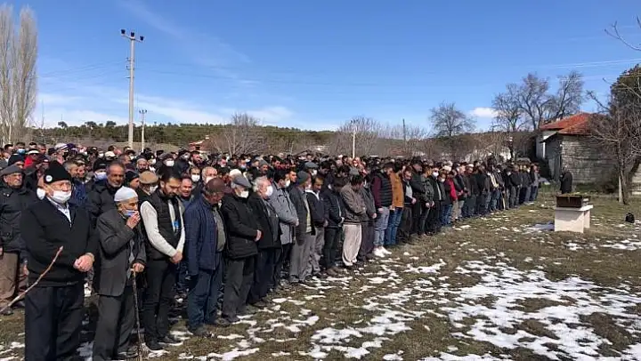 Traktör römorkunun altında kalan işçi hayatını kaybetti