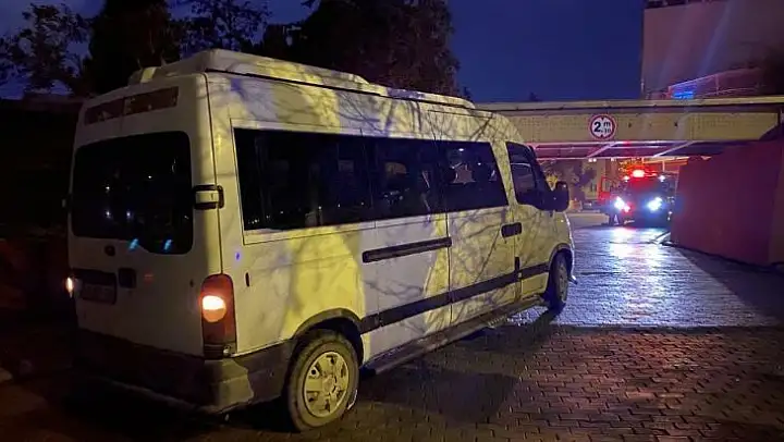Tren yolu alt geçidine sıkışan aracı itfaiye kurtardı