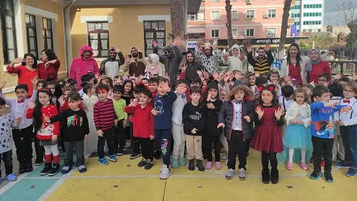 Turgutlu Belediyesi Tiyatro Ekibi çocukların sevincine ortak oldu
