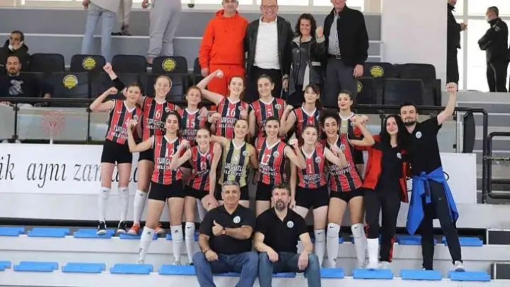 Turgutlu Belediyespor Kadın Voleybol takımı rakibine geçit vermedi