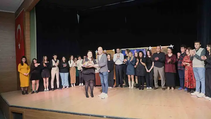 Turgutlu'da sahnelenen 'Yakından kumanda 2' yoğun ilgi gördü