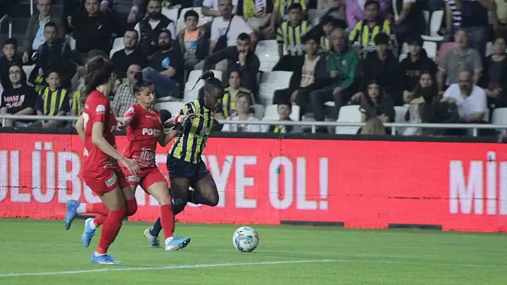 Turkcell Kadın Futbol Süper Ligi şampiyonu Ankara Büyükşehir Belediyesi Fomget