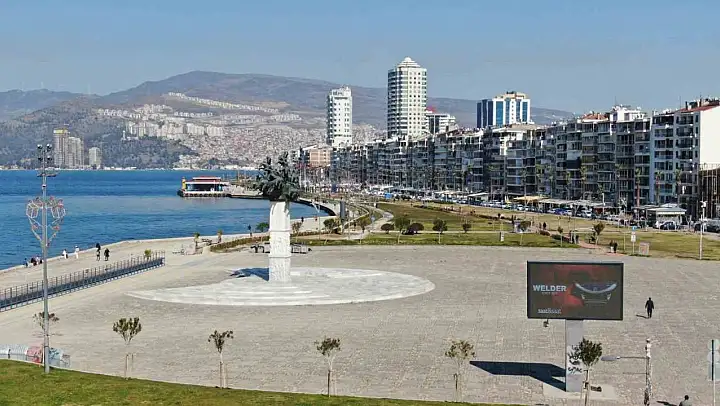 Türkiye genelinde kar, İzmir'de güneş etkili oldu