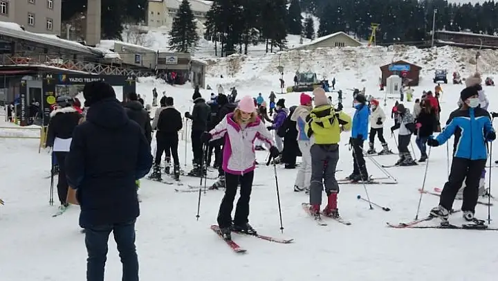 Uludağ'da pistler günübirlikçilerle doldu
