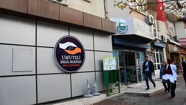 Umuteli yüz çocuğu giydirdi