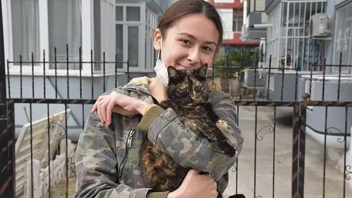 Üniversite sınavına hazırlanırken 50 kedi ve 15 köpeğe sahip çıktı