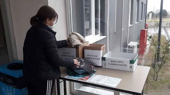Üniversiteli öğrencilerden örnek davranış