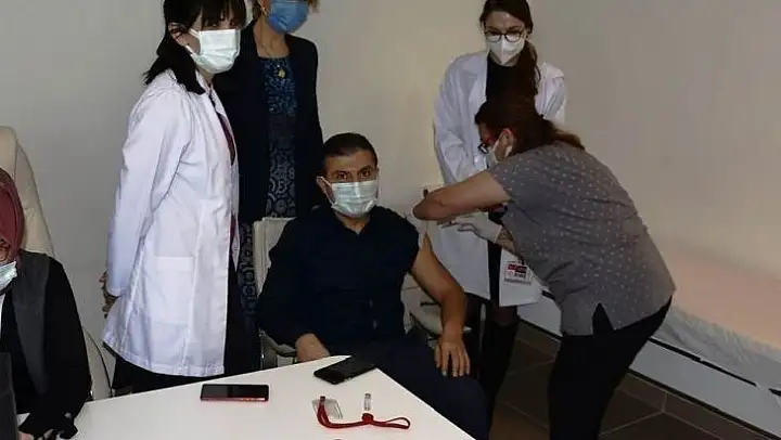 Urla Devlet Hastanesinde sağlık çalışanlarına aşılama başladı