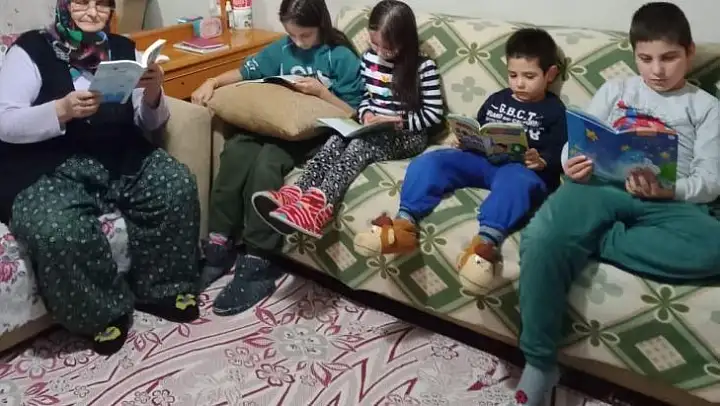 Uzaktan da olsa aynı anda kitap okudular