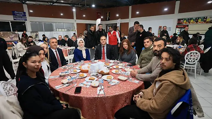 Vali Akbıyık, gençlerle iftar programında buluştu