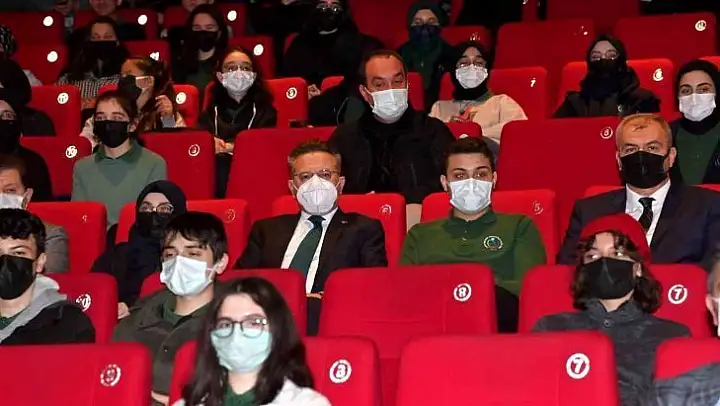 Vali Aksoy, öğrencilerle birlikte Malazgirt 1071 filmini izledi